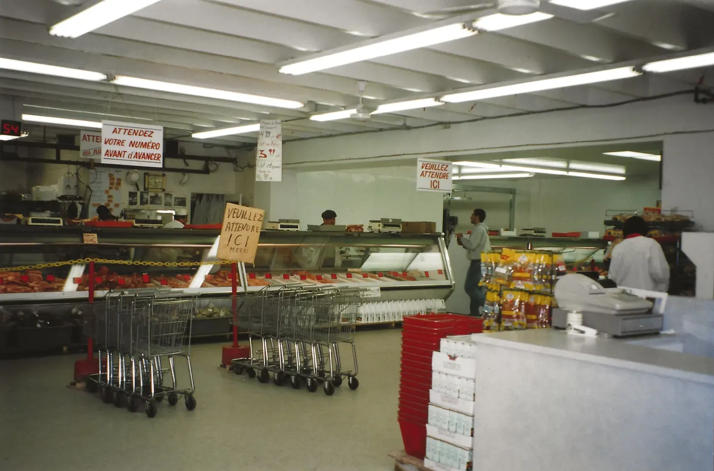 Intérieur agrandi de la succursale St-Michel, avec ses comptoirs réfrigérés