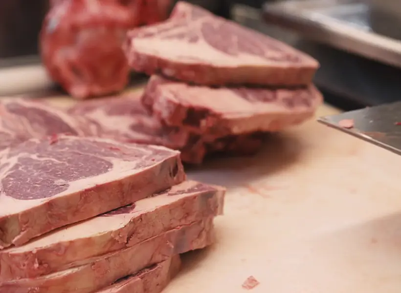 Biftecks fraîchement coupés sur le comptoir d'une boucherie Iasenza