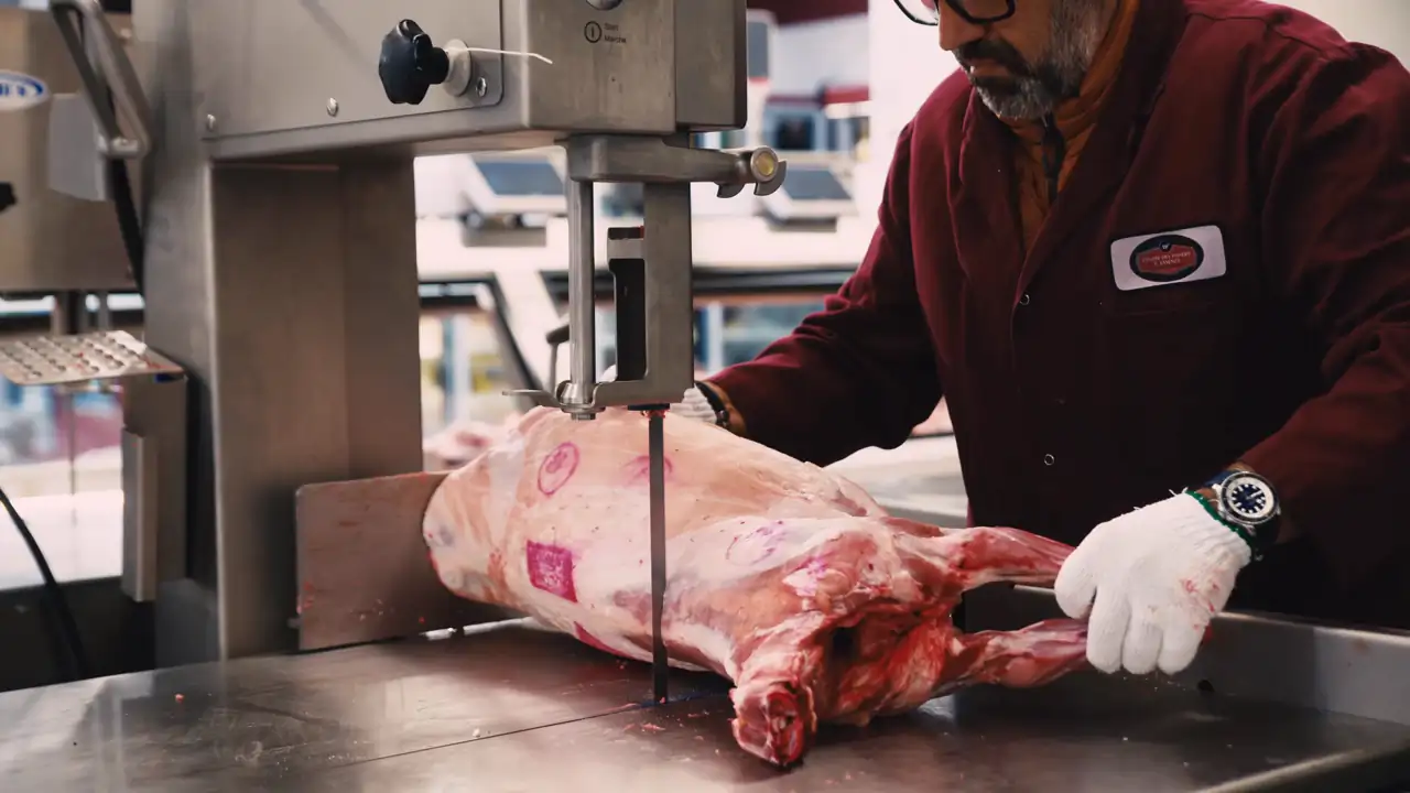 Bouchers au travail derrière le comptoir du Centre des Viandes F. Iasenza.