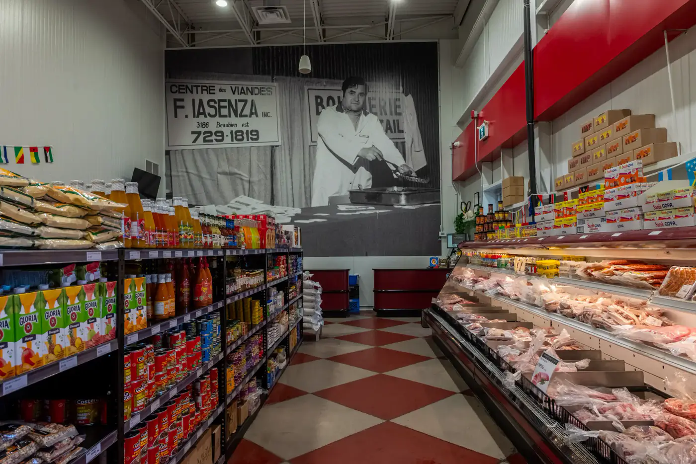 Allées de la succursale Dollard-des-Ormeaux, avec une grande photo d'archives de la boucherie au mur