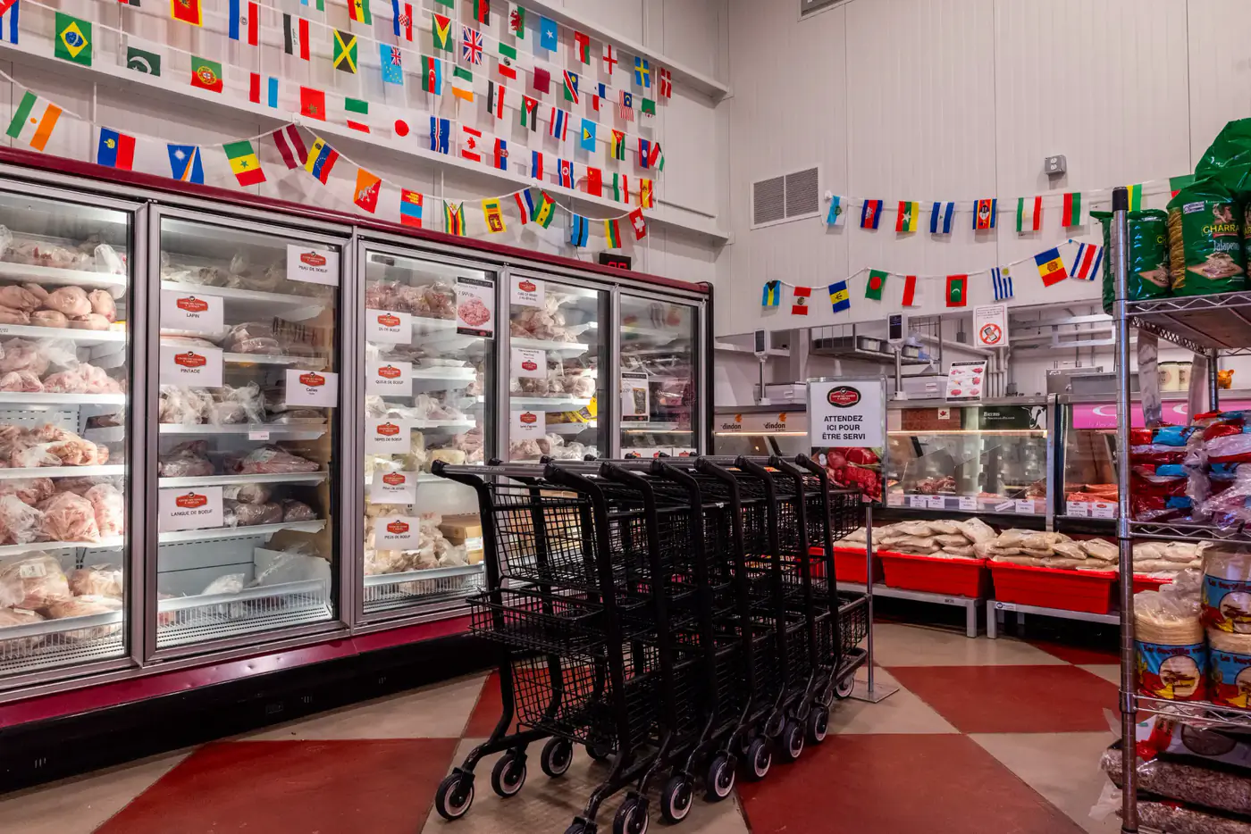 Congélateurs vitrés, paniers d'épicerie et drapeaux du monde à la succursale Dollard-des-Ormeaux
