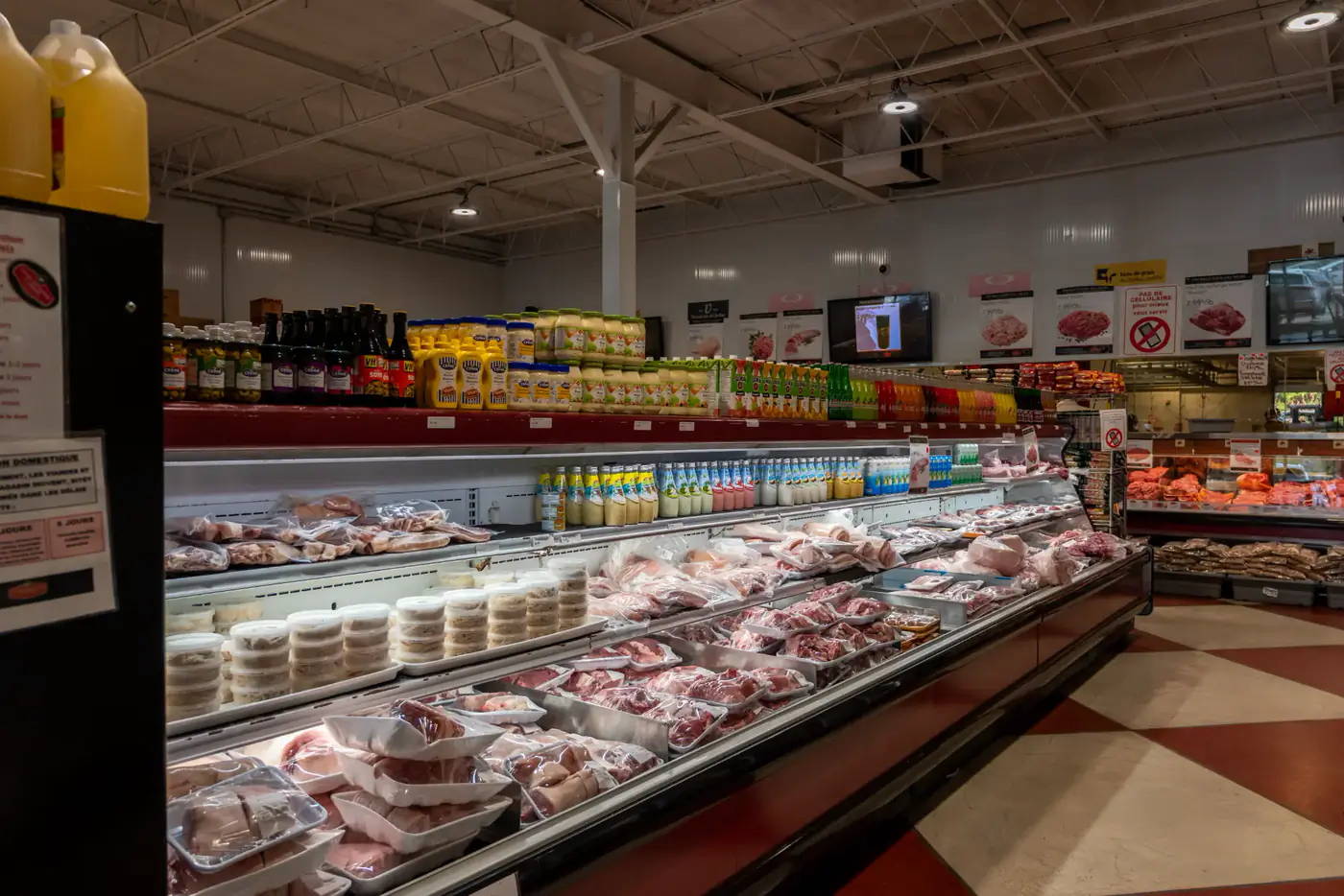 Comptoirs réfrigérés de viandes et plancher en damier rouge et blanc à la succursale LaSalle