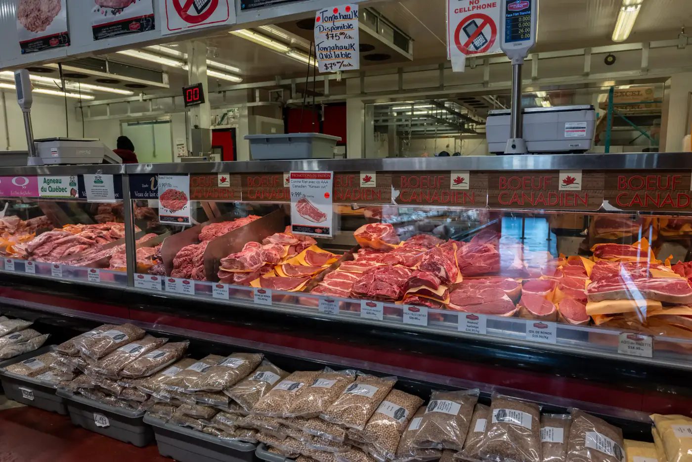 Long comptoir de viandes à la succursale LaSalle