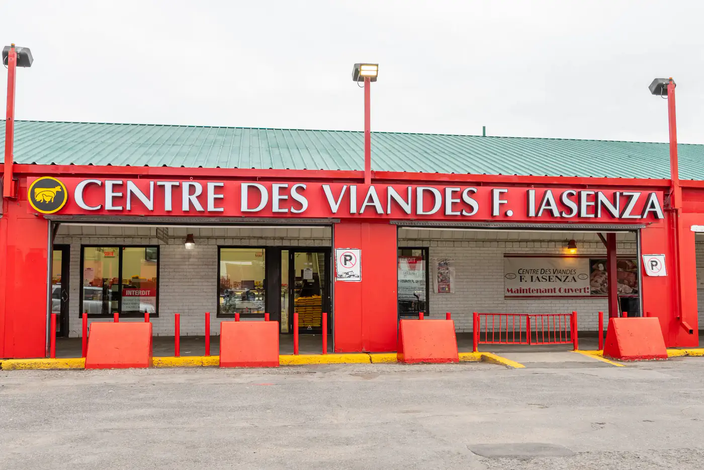 Façade rouge de la succursale Laval avec l'enseigne Centre des Viandes F. Iasenza