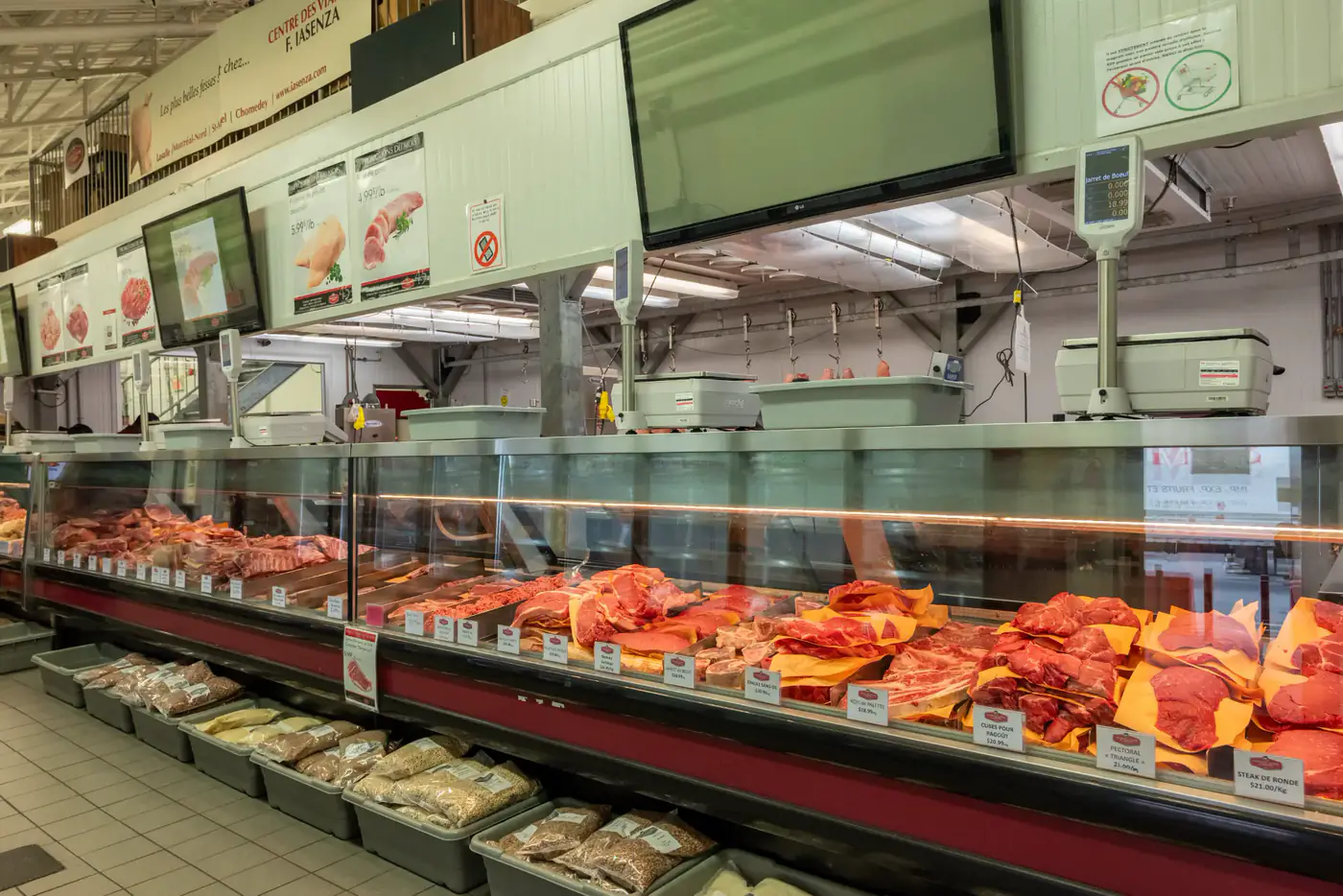 Long comptoir réfrigéré de viandes à la succursale Laval