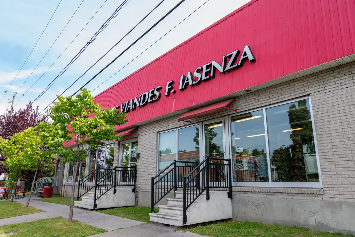 Façade en brique de la succursale Longueuil avec l'enseigne rouge Centre des Viandes F. Iasenza