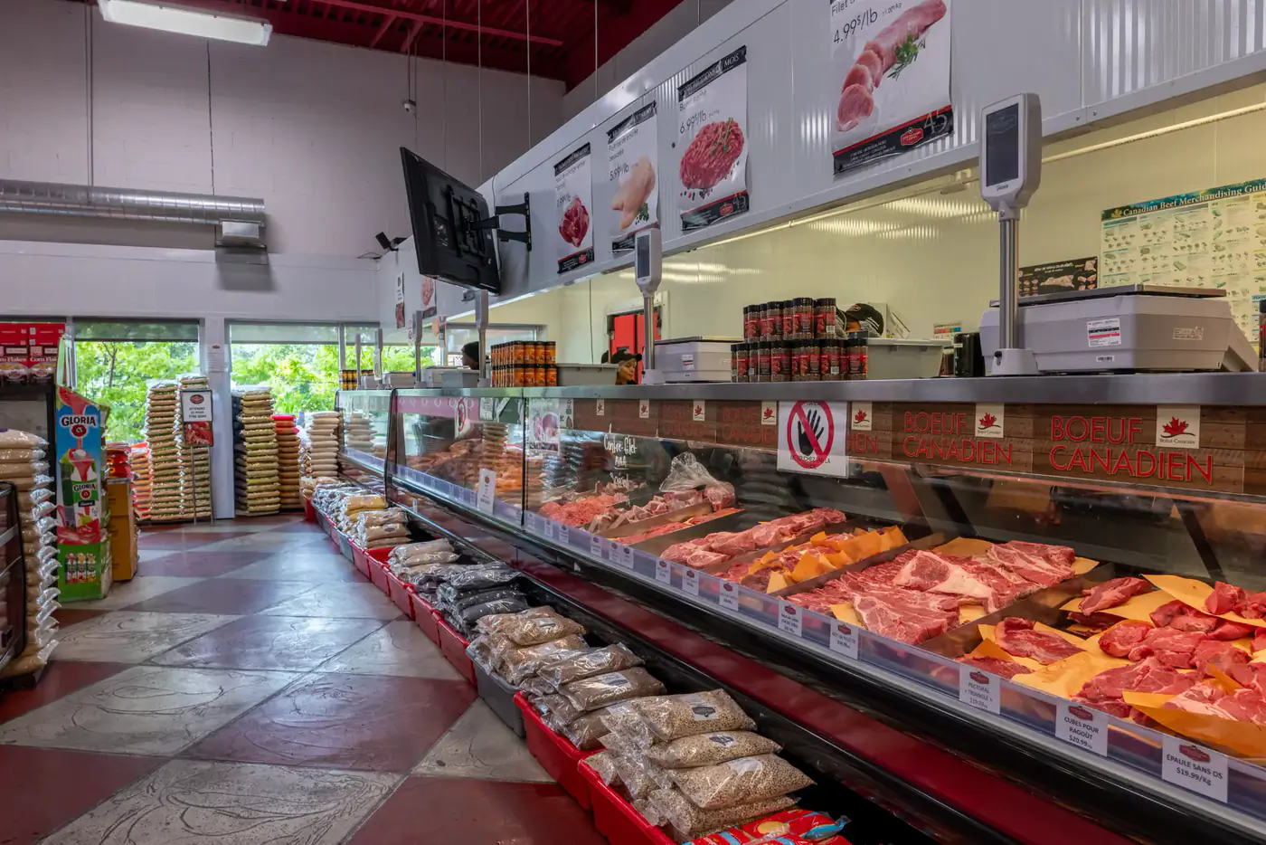 Comptoir réfrigéré de viandes et plancher en damier à la succursale Longueuil
