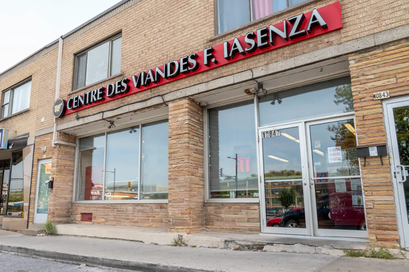 Façade en brique de la succursale Montréal-Nord avec l'enseigne rouge Centre des Viandes F. Iasenza