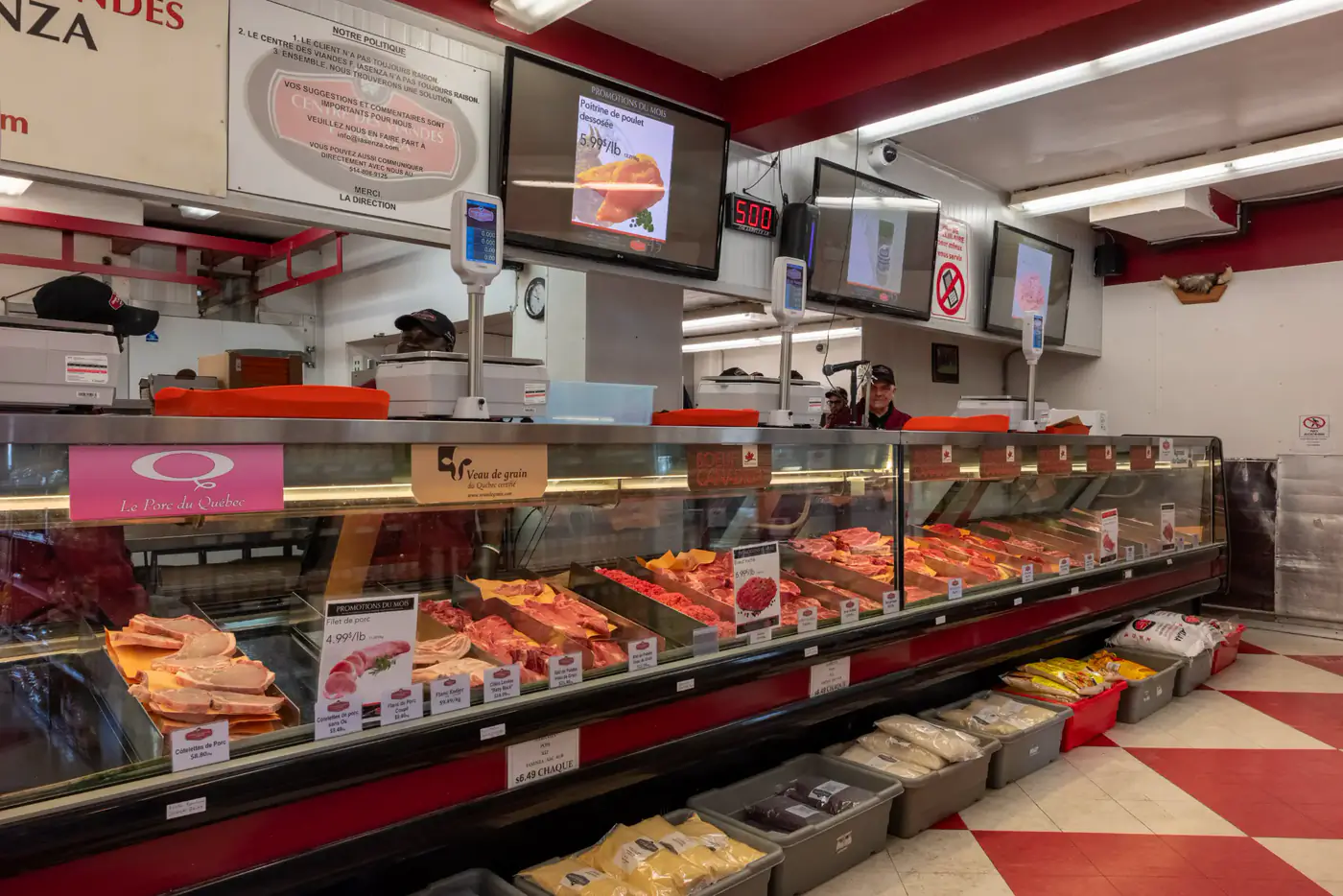 Comptoir réfrigéré de viandes et écrans au-dessus du comptoir à la succursale Montréal-Nord