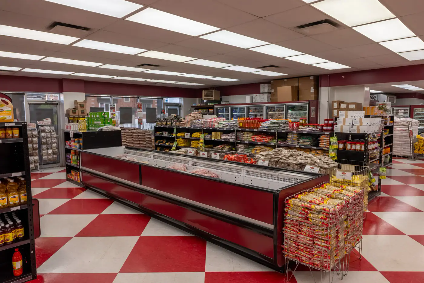 Allées d'épicerie et congélateur central à la succursale St-Michel