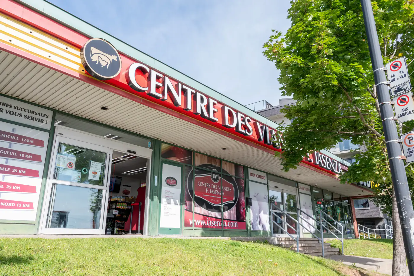 Façade de la succursale Tétreaultville avec la grande enseigne rouge Centre des Viandes F. Iasenza