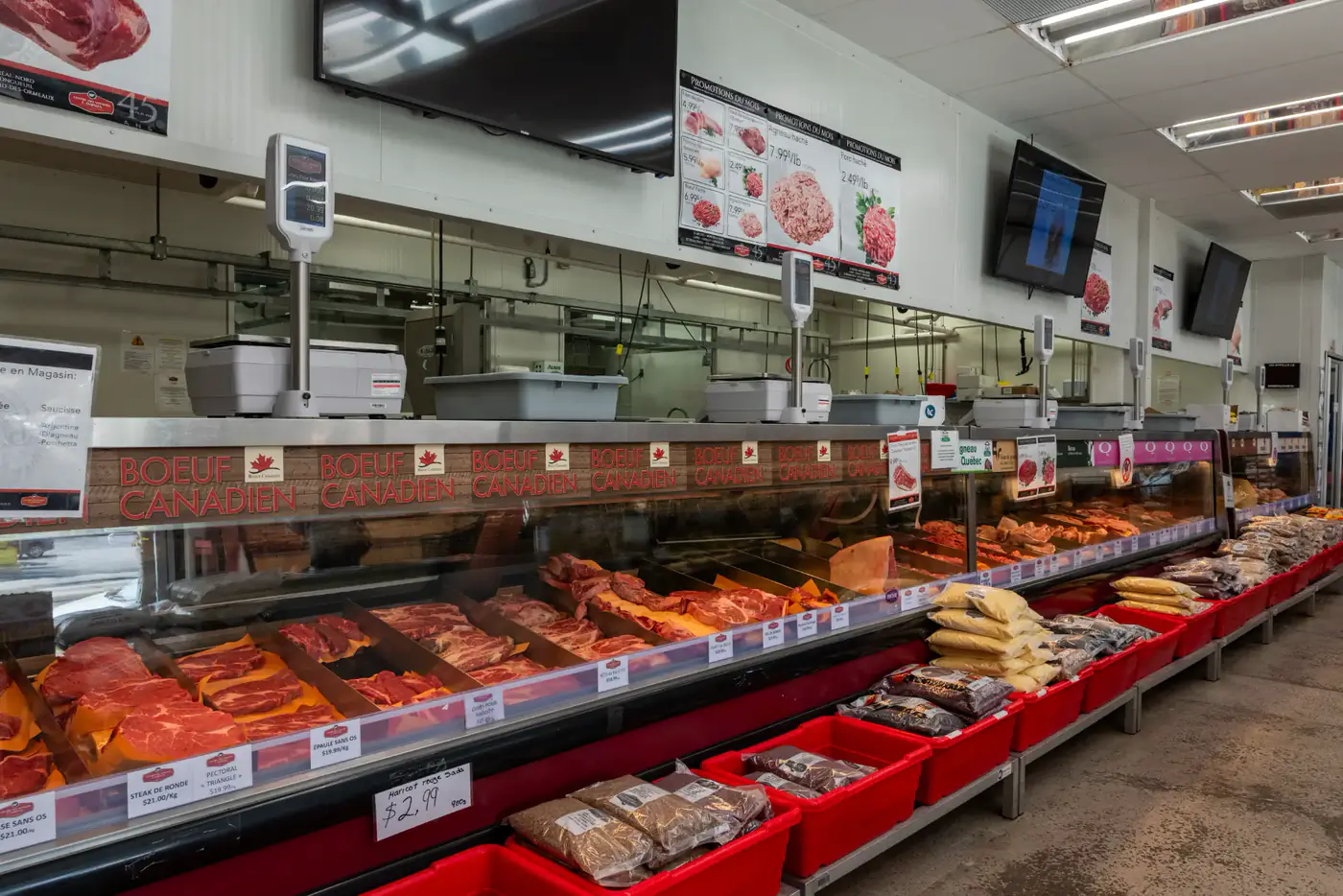 Long comptoir réfrigéré de viandes à la succursale Tétreaultville