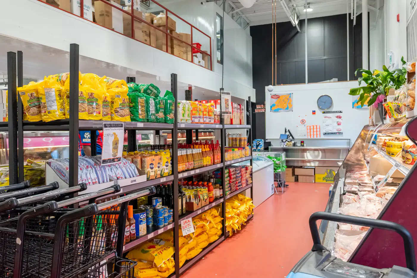 Rayons d'épicerie et comptoir réfrigéré à la succursale Vimont