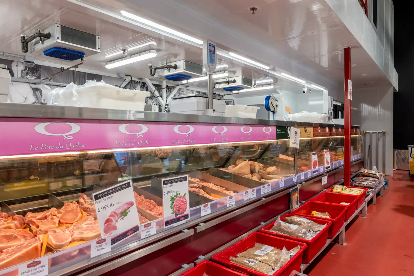 Comptoir réfrigéré de viandes à la succursale Vimont